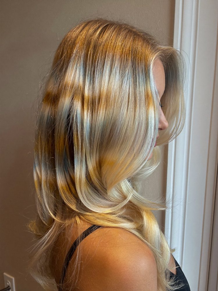 Lange Haare mit kühlen blonden Strähnen und Babylights