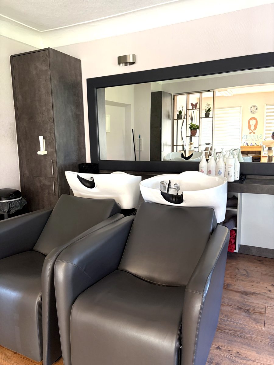 Styling-Platz mit großem Spiegel und Ledersessel