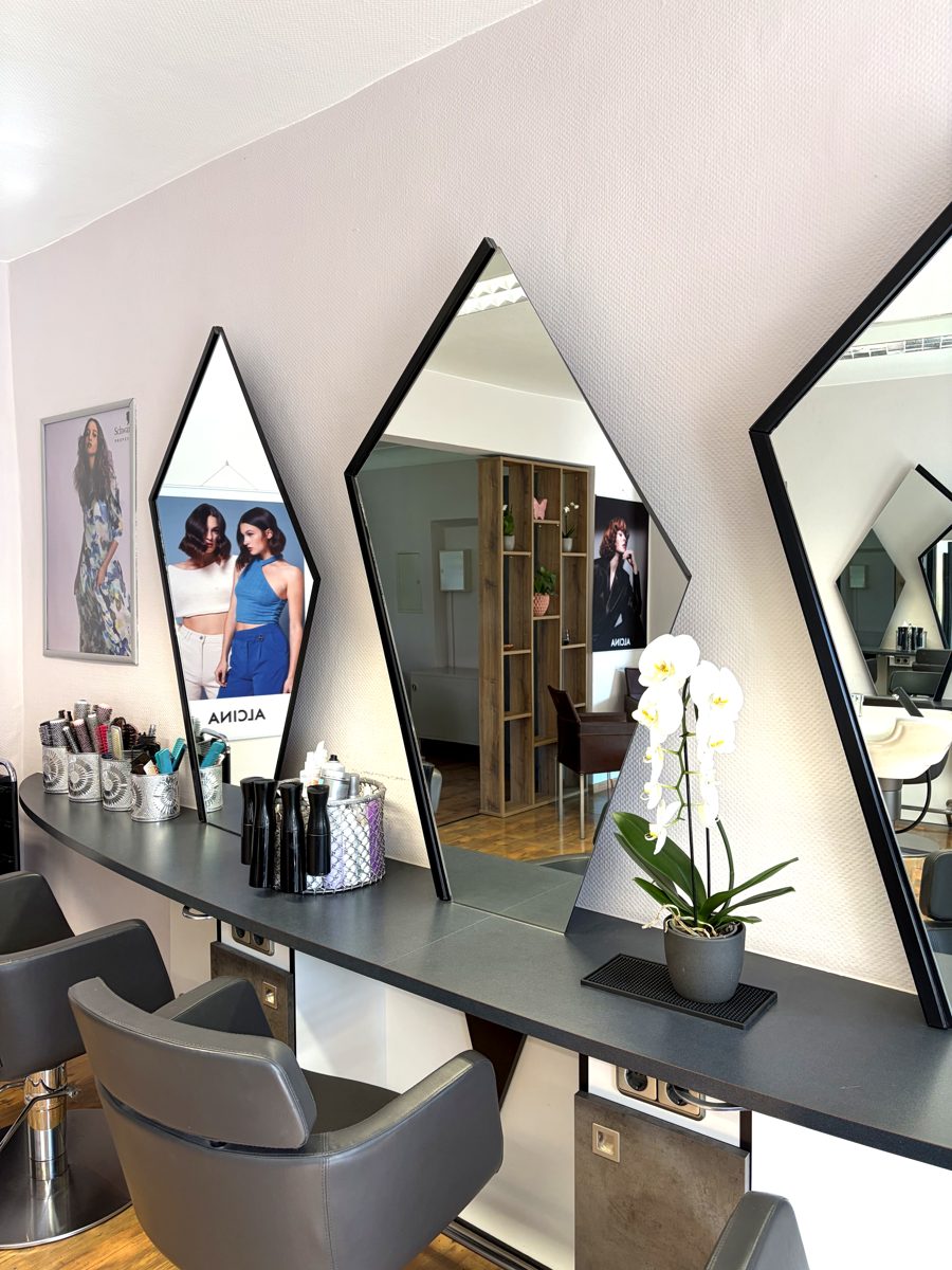Asymmetrische Designspiegel mit Konsole