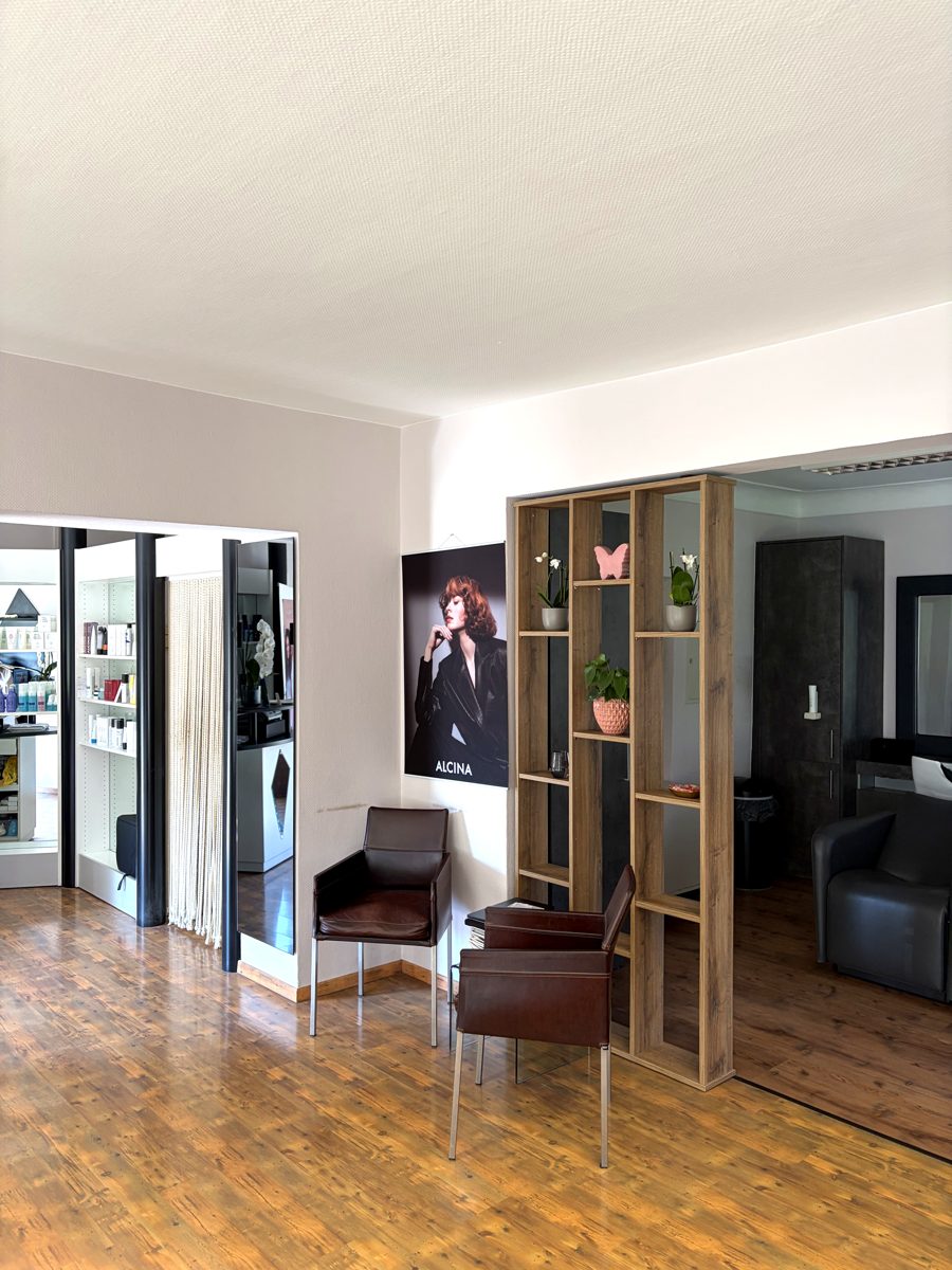 Blick durch den Salon mit Holzboden